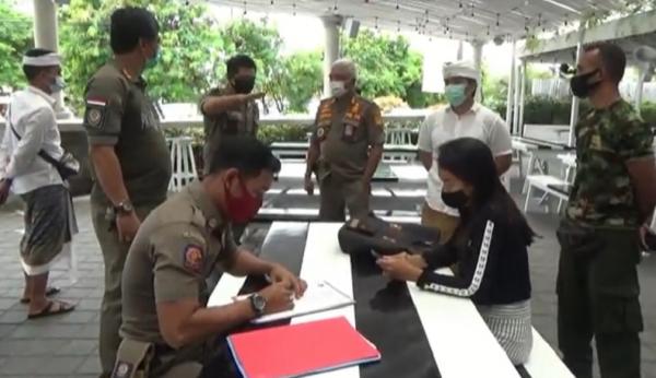 Party Canggu 4 Tim gabungan mendatangi Pretty Poison Bar di Canggu, Kuta tempat puluhan warga negara asing menggelar party tanpa mematuhi protokol kesehatan. (iNews.id/Bagus Alit)