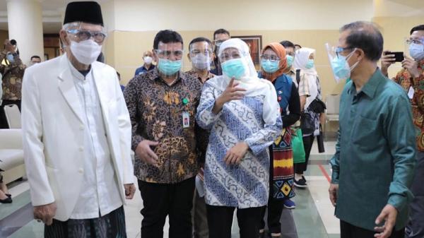 Gubernur Jatim Khofifah Indar Parawansa saat menyaksikan simulasi imunisasi Covid-19 di RSI Jemursari Surabaya, Jumat (18/12/2020).&nbsp; (Foto: SINDOnews/Lukman Hakim)