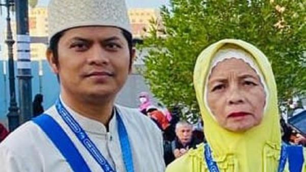 kakak tertua Mahfud MD Kakak tertua Menkopolhukam Mahfud MD, Daifah (kanan), semasa hidup. (Foto: Istimewa)