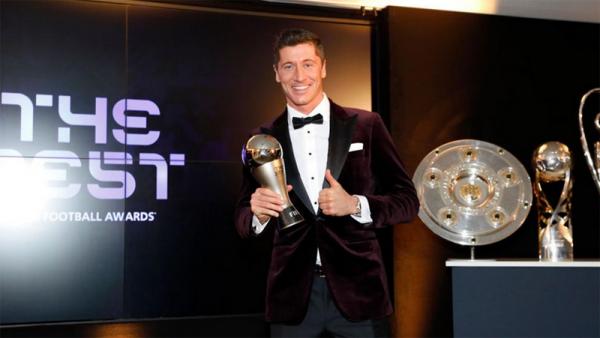 Striker Bayern Munchen Robert Lewandowski meraih penghargaan Pemain Terbaik FIFA 2020, Jumat (18/12/2020) dini hari WIB. (Foto: Eurosport)
