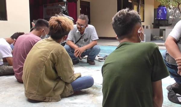 Prostitusi Online Hotel Pontianak 2 Polresta Pontianak mengungkap prostitusi online di dalam hotel, enam orang dalam satu kamar diamankan. (iNews.id/Uun Yuniar)