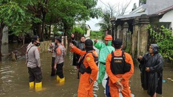 Tim SAR meninjau kawasan Perumnas Antang Tim SAR meninjau kawasan perumahan Perumnas Antang Blok 10, Kecamatan Manggala, untuk mengevakuasi korban banjir, Sabtu (19/12/2020). (Foto: iNews/Muhammad Nur Bone)