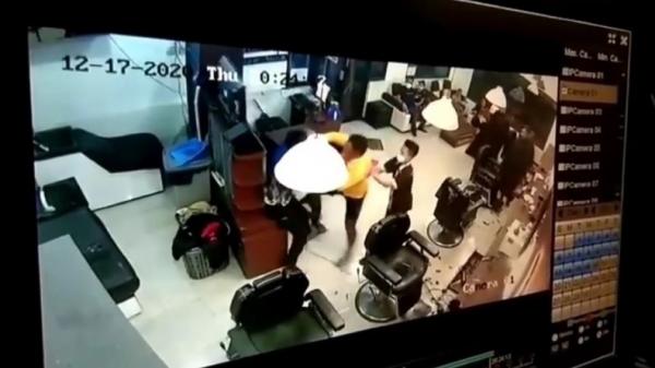tukang cukur dipukuli customer2 Tangkapan layar customer memukuli tukang cukur di barbershop di Bandung, Jabar. (Istimewa)