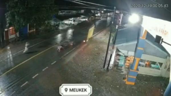 Ayah tabrak anak-1 Rekaman CCTV setalah ayah di Aceh Selatan tabrak dan lindas anak hingga tewas. Pelaku kabur (Ichdar Ifan/iNews)