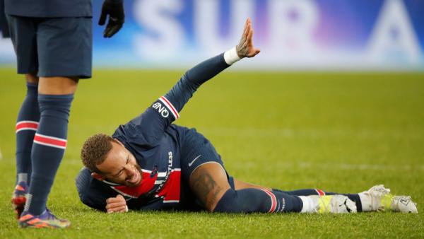 Neymar Cedera Striker PSG Neymar Jr mengerang kesakitan usai ditekel pemain Olympique Lyon Thiago Mendes pada Liga Prancis, pekan lalu. (Foto: REUTERS)