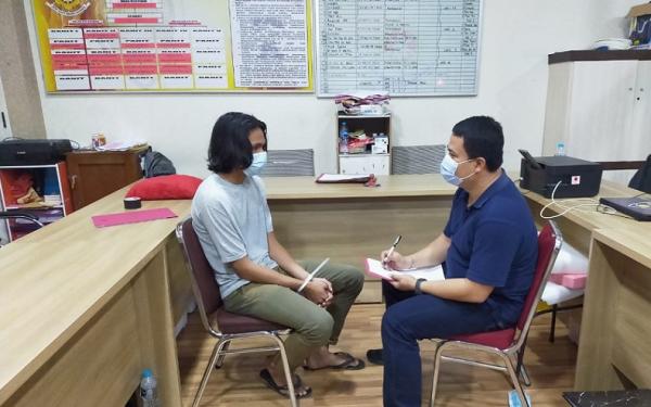 Polisi memeriksa RDS (21), pelaku penyerangan polisi saat aksi 1812 mendukung Habib Rizieq si Pontianak. (iNews.id/Gusti Eddy)