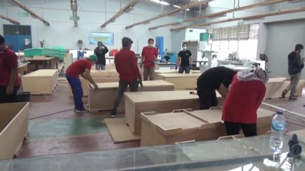 Peti mati Instruktur BLK Padang membuat peti mati untuk jenazah Covid-19 (Budi Sunandar/iNews)