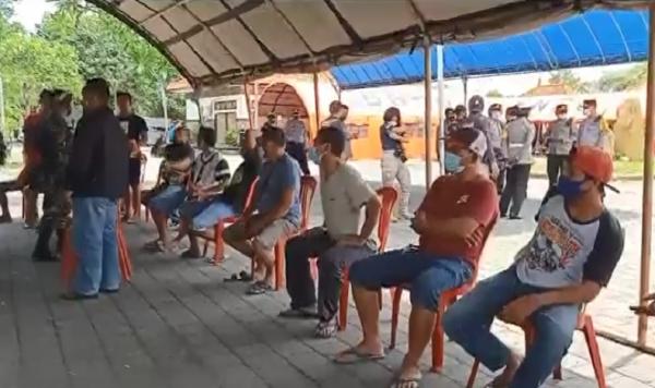 Rapid test pelabuhan gilimanuk Para sopir di Pelabuhan Gilimanuk mengantre layanan rapid test antigen gratis. (iNews.id/Nyoman Sudika)