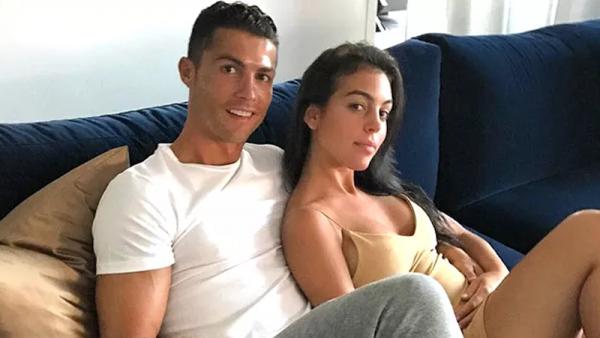 Striker Juventus Cristiano Ronaldo (kiri) bersama kekasihnya, Georgina Rodriguez. (Foto: Hello Magazine)