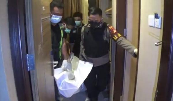 Mayat penghuni hotel Makassar Petugas kepolisian mengevakuasi penghuni hotel ditemukan tewas di dalam kamar hotel berbintang di Makassar, Sulawesi Selatan, Senin (21/12/2020) dini hari. (iNews.id/Muhammad Nur Bone)