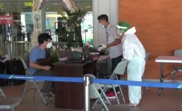 Pemeriksaan rapid test antigen di Bandara Ngurah Rai, Bali. (iNews.id/Indira Arri)