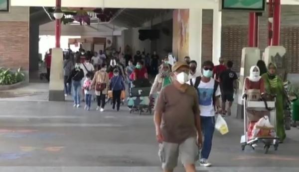 Wisatawan di Bandara Ngurah Rai Ribuan wisatawan datang ke Bali melalui Bandara Ngurah Rai, Senin (21/12/2020). (iNews.id/Indira Arri)