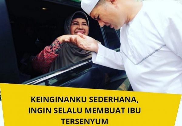 Musa Rajekshah Dan Ibu Wagub Sumut Musa Rajekshah memberikan salam pada ibundanya. (Foto: Instagram Musa Rajekshah)