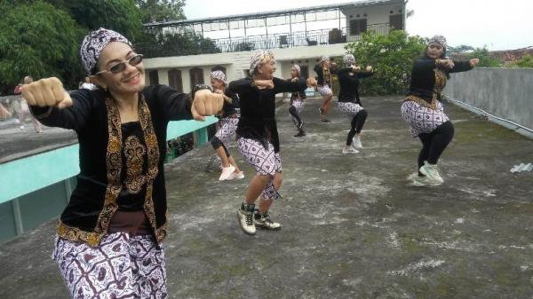 zumba berkebaya 1 Para instruktur senam saat menggelar zumba berkebaya secara virtual dalam rangka memperingati Hari Ibu, Selasa (22/12/2020). (Foto:ist)