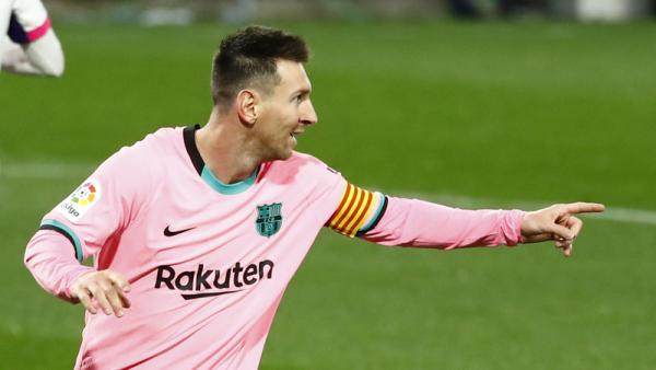 Kapten Barcelona Lionel Messi merayakan golnya ke gawang Real Valladolid pada pekan ke-15 Liga Spanyol 2020/2021 di  Estadio Municipal Jose Zorrilla, Rabu (23/12/2020) dini hari WIB. (Foto: REUTERS)