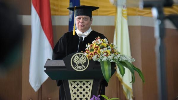 Menko Bidang Perekonomian1 Menko Bidang Perekonomian sekaligus Ketua Umum Pengurus Besar Wushu Indonesia Dr Ir Airlangga Hartarto MBA MMT IPU mendapat anugerah gelar doktor honoris causa dari UNNES di Auditorium UNNES, Rabu (23/12/2020). (Foto: Istimewa)