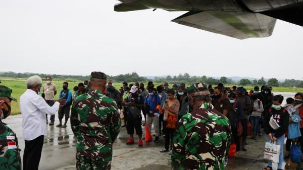 Warga Papua akan naik Hercules Warga Papua akan naik pesawat Hercules untuk pulang dan merayakan Natal dan Tahun Baru 2021 (Puspen TNI)