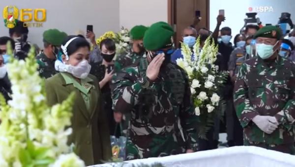Andika Perkasa Dispenad KSAD Jenderal TNI Andika Perkasa didampingi Hetty Andika Perkasa memberikan penghormatan terakhir untuk mendiang Letjen TNI Herman Asaribab. (Foto: Dispenad).