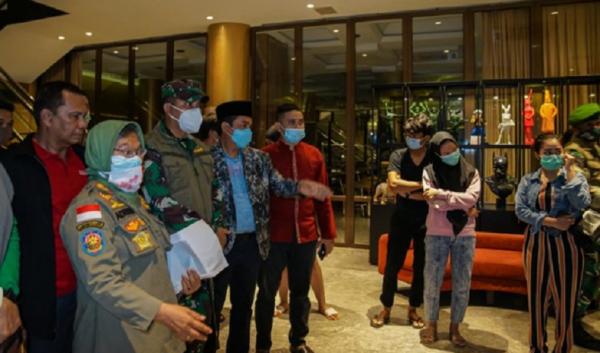 Razia prostitusi pontianak Wakil Wali Kota Pontianak memimpin razia prostitusi anak di sejumlah hotel berbintang di Pontianak, Jumat (25/12/20200 malam. Sebelas pasangan diamankan. (Foto: Istimewa)