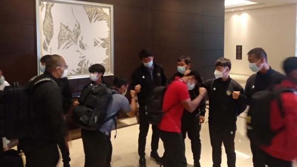 Para pemain Timnas Indonesia U-19 berpamitan dengan Shin Tae-yong jelang keberangkatan menuju pemusatan latihan di Spanyol, Sabtu (26/12/2020). (Foto: MNC Media/Admiraldi Eka)