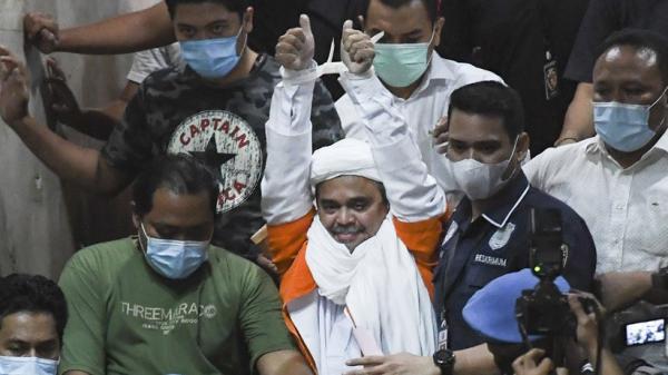 1 Habib Rizieq Habib Rizieq Shihab saat akan ditahan. (Foto: Istimewa)