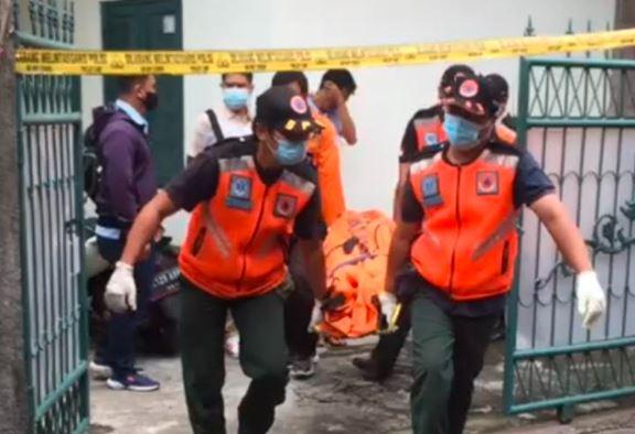 Petugas Inafis Polrestabes Denpasar, Bali mengevakuasi jasad karyawan bank yang ditemukan tewas dirampok di rumahnya, Senin (28/12/2020). (Foto: iNews/Chusna Mohammad)