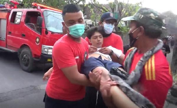 Panjat Tower Denpasar 2 Petugas BPBD Denpasar mengevakuasi seorang pemuda yang nekat memanjat tower hendak mencoba bunuh diri. (iNews.id/Aris WIyanto)