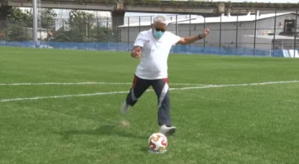 Peresmian JIS Direktur Utama PT Jakarta Propertindo (Jakpro), Dwi Wahyu Daryoto, melakukan tendangan di lapangan latih Jakarta International Stadium, Senin (28/12/2020) pagi. (Foto: Youtube Jakpro Group)