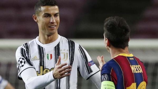 Kapten Barcelona Lionel Messi (kanan) menjabat tangan striker Juventus Cristiano Ronaldo saat keduanya bertemu pada fase grup Liga Champions 2020/2021 di Camp Nou, 8 Desember lalu. (Foto: REUTERS)