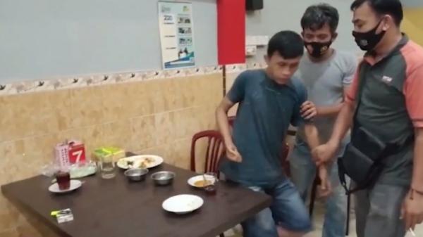 Pencuri Makan nasi padang-1 DEF Dukun, pencuri rumah kosong ditangkap polisi saat makan nasi padang (Budi Sunandar/iNews)
