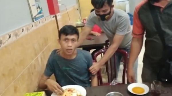Pencuri rumsong DEF Dukun, pencuri rumah kosong ditangkap polisi saat makan nasi padang (Budi Sunandar/iNews)