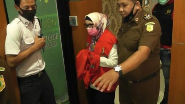 Maya Mantan Kepala Dinas Kesehatan Lampung Utara, Maya Metissa, yang divonis 4 tahun penjara karena terbukti korupsi Bantuan Operasional Kesehatan. (Foto : Jimi Irawan/iNews)