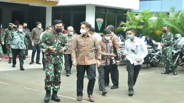 Panglima Tni Panglima TNI Marsekal TNI Hadi Tjahjanto menerima kunjungan Menkes Budi Gunadi Sadikin bersama rombongan di Subden Denma Mabes TNI, Jalan Merdeka Barat, Jakarta Pusat, Kamis (31/12/2020). (Foto: Puspen TNI).