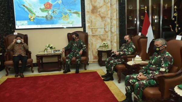 Panglima TNI Marsekal TNI Hadi Tjahjanto menerima kunjungan Menkes Budi Gunadi Sadikin bersama rombongan di Subden Denma Mabes TNI, Jalan Merdeka Barat, Jakarta Pusat, Kamis (31/12/2020). (Foto: Puspen TNI).