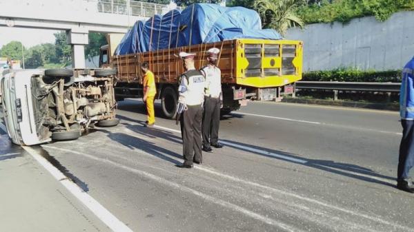 Kecelakaan Tol Jorr 2 Tmc Kecelakaan terjadi di ruas Tol JORR Km 36.400 dari Jati Asih menuju Jati Warna, Rabu (20/5/2020). (Foto: TMC Polda Metro).