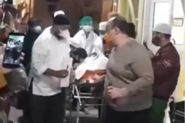Jenazah Habib Ja'far Al Kaff keluar dari rumah sakit di Samarinda, Kaltim. (Foto: ist)