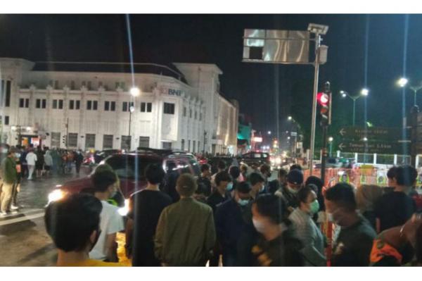 Tahun baru nol kilometer yogya (Antara) Masyarakat berkumpul di trotoar kawasan Titik Nol Kilometer, Kota Yogyakarta menyambut Tahun Baru 2021, Jumat (1/1/2021) dini hari. (Foto : Antara)