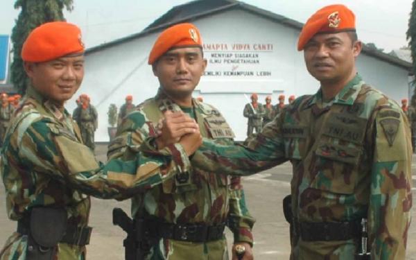 ASREN PASKHAS.JPG Asren Kopaskhas TNI AU Kolonel Pas Wahyu Hidayat (tengah) dipromosikan sebagai Wadan Paspampres. (Foto: Dispenau)