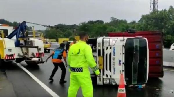 Salah satu mobil yang terlibat kecelakaan di tol Semarang-Solo kilometer 428, Senin (4/1/2020) sore. (Foto: Lurisa Lulu/iNews)
