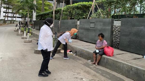 Risma Blusukan Ist Mensos Tri Rismaharini menemui gelandangan dan pengemis di kawasan Jalan Sudirman-MH Thamrin, Jakarta Pusat, Senin (4/1/2021). (Foto: Twitter/PDIP)