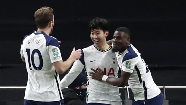 Tottenham Son Heung-min Striker Tottenham Hotspur Son Heung-min (tengah) dipeluk rekan-rekannya usai menjebol gawang Brentford pada semifinal Piala Liga Inggris 2020/2021 di Tottenham Hotspur Stadium, Rabu (6/1/2021) dini hari WIB. (Foto: REUTERS)