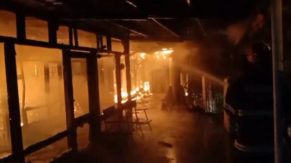 Kebakaran 10 petak rumah di Padang Barat, Padang, Sumbar (Budi Sunandar/iNews)