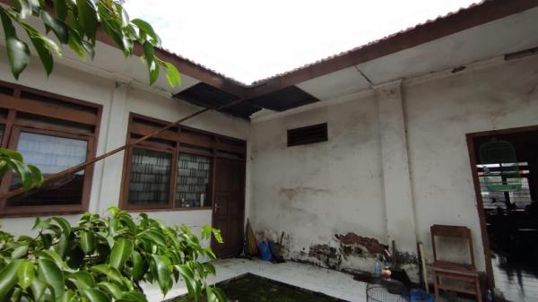 bangunan rusak dinsos salah satu sudut bangunan yang rusak. (Foto: iNews/Sholahudin)