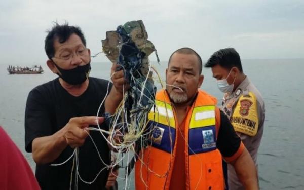 Basarnas Sriwijaya Air Petugas Basarnas menunjukkan serpihan diduga dari pesawat Sriwijaya Air yang jatuh di perairan Kepulauan Seribu, Jakarta, Sabtu (9/1/2021). (Foto: Basarnas)