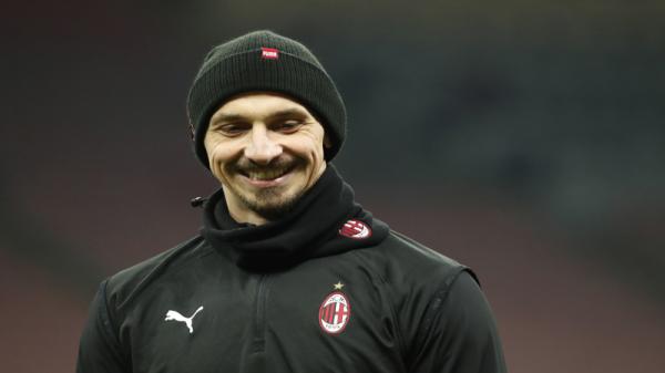 Zlatan Ibrahimovic Video pemanasan ekstrem Zlatan Ibrahimovic viral di media sosial. Bagaimana tidak, dia meregangkan otot dengan mengangkat kaki hingga melewati kepala pelatih. (Foto: Reuters)