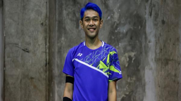 Ganda putra Indonesia Fajar Alfian disorot lantaran mewarnai rambutnya jadi biru saat mentas di Thailand Open 2021. (Foto: BWF)