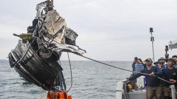 Tim SAR dari TNI AL menarik puing turbin pesawat Sriwijaya Air SJ 182 ke atas KRI Rigel-933 di perairan Kepulauan Seribu, Jakarta, Senin (11/1/2021). (Foto: Antara/MRisyal Hidayat)