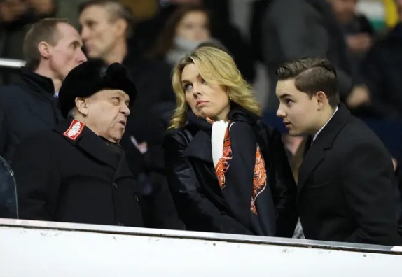 David Sullivan (kiri) duduk berdampingan dengan Eve Vorley (tengah). Foto: Sport Bible