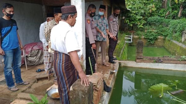 Polisi lakukan olah TKP di kolam ikan, lokasi tewasnya kakek di Pringsewu, Lampung (Indra Siregar)