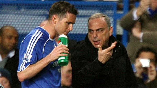 Frank Lampard (kiri) mendengarkan instruksi Avram Grant pada musim 2007/2008. (Foto: Sky Sports)